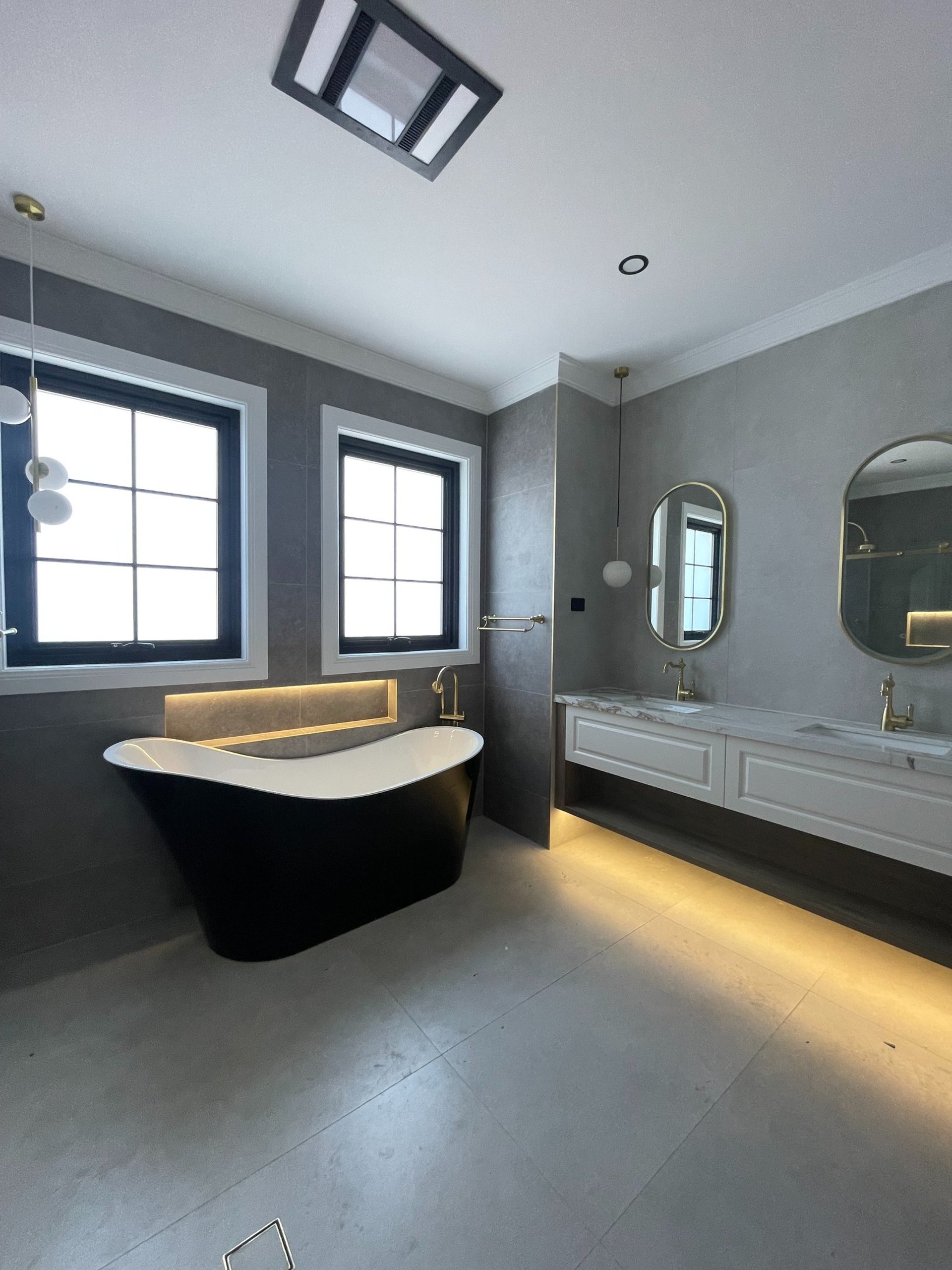 gray computer monitor