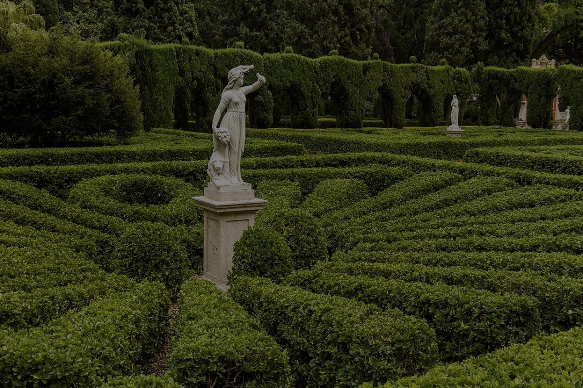 Estatua en jardín diseñado con precisión arquitectónica, reflejo de una presencia online cuidada
