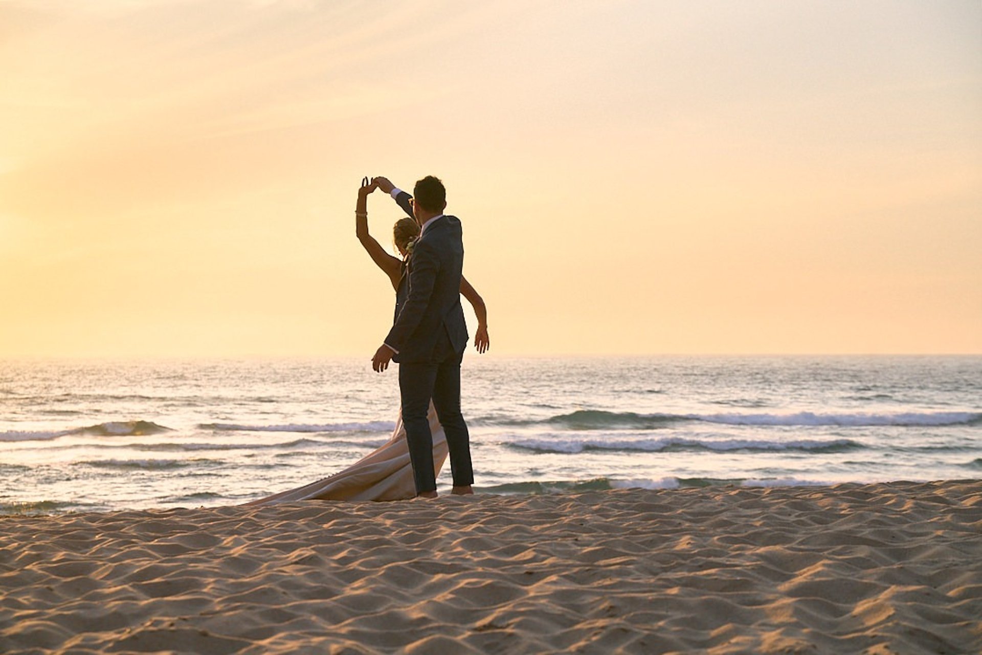 couple dansant sur la plage pendant la golden hour en provence, ambiance romantique