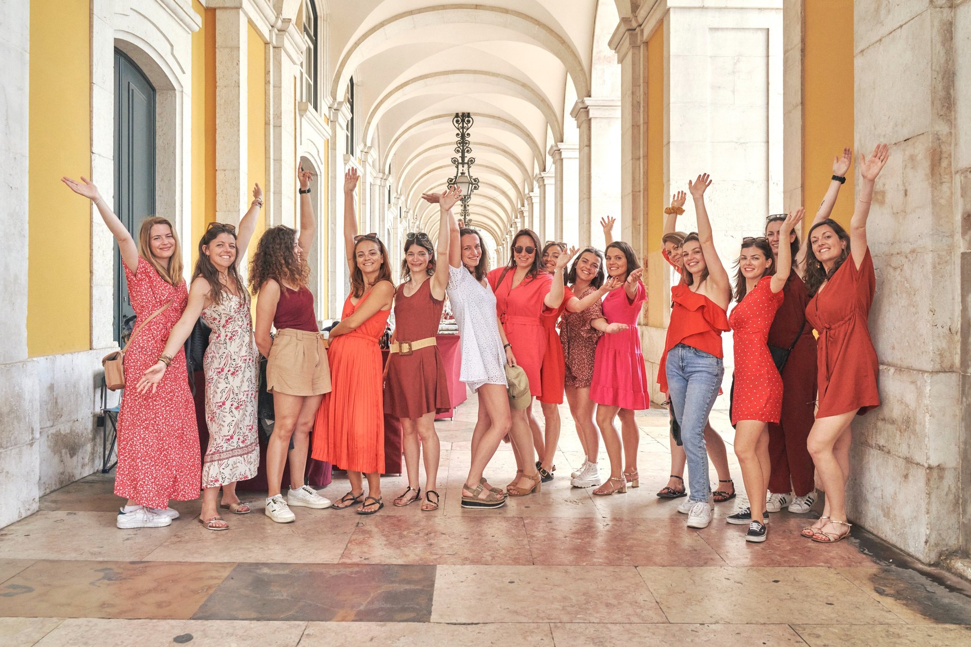 photo de groupe à Lisbonne lors d'une session photo EVJF