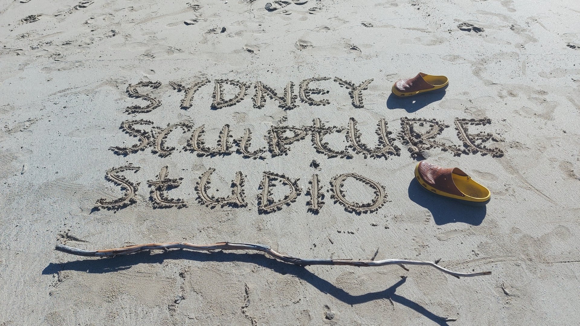 gray computer monitor