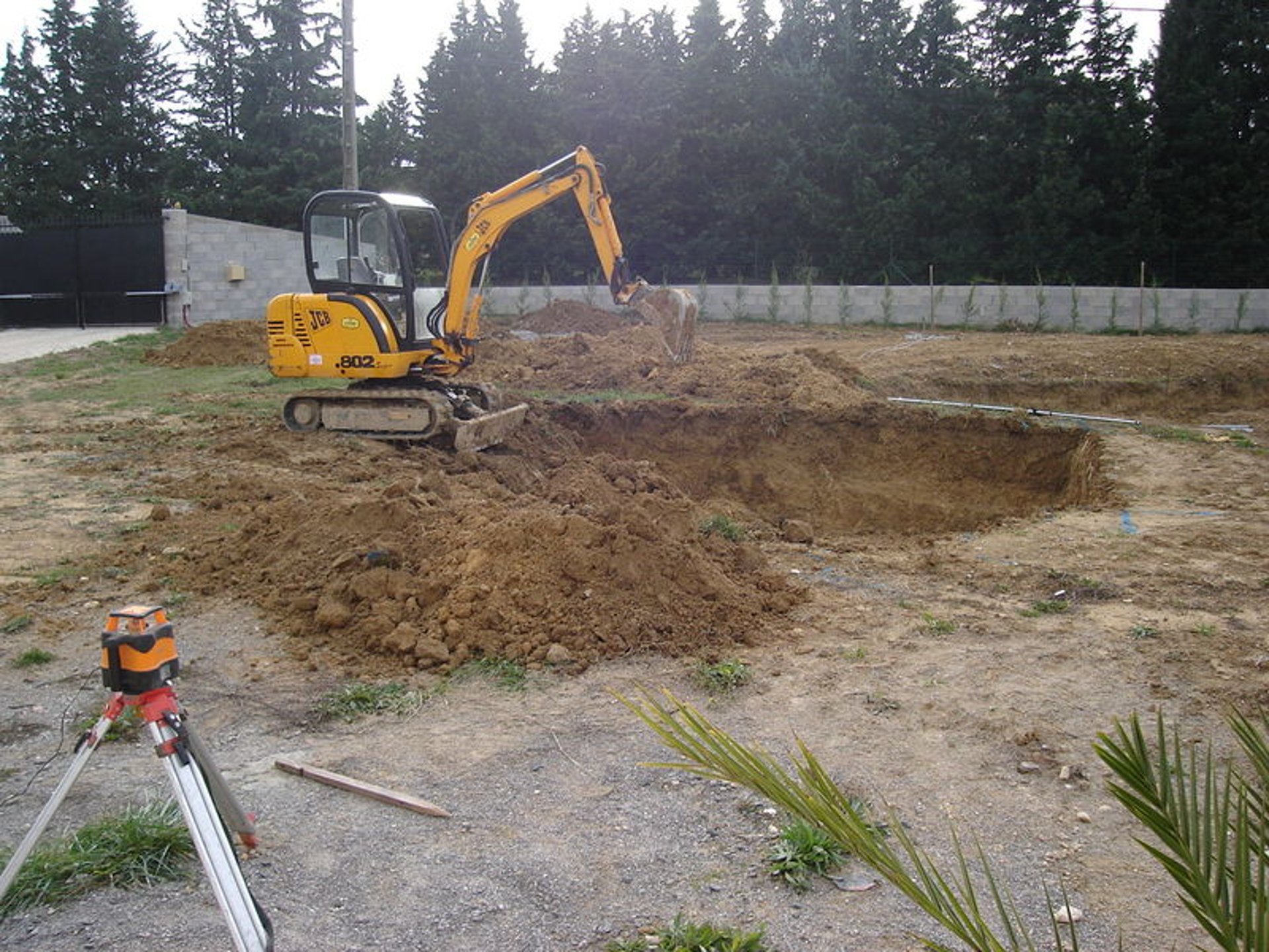 an abstract photo of a curved building with a blue sky in the background