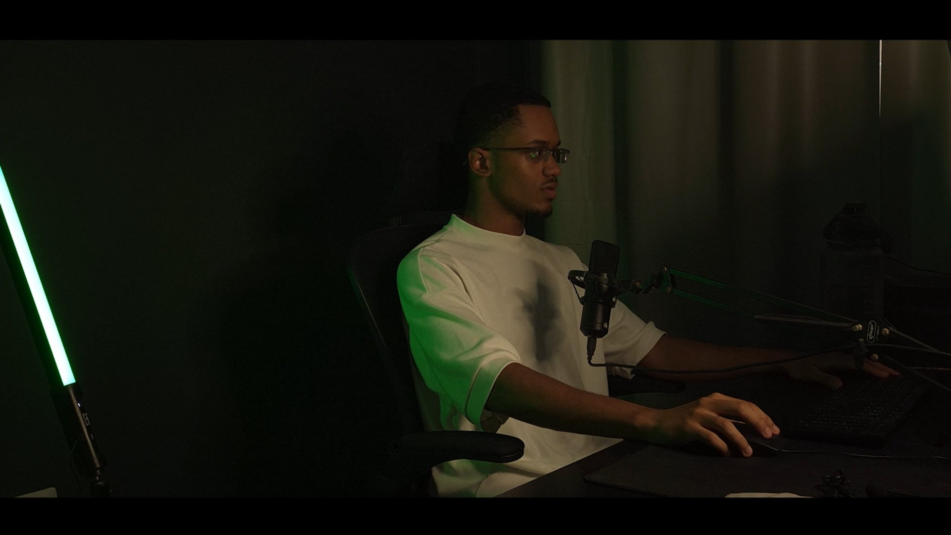 gray computer monitor