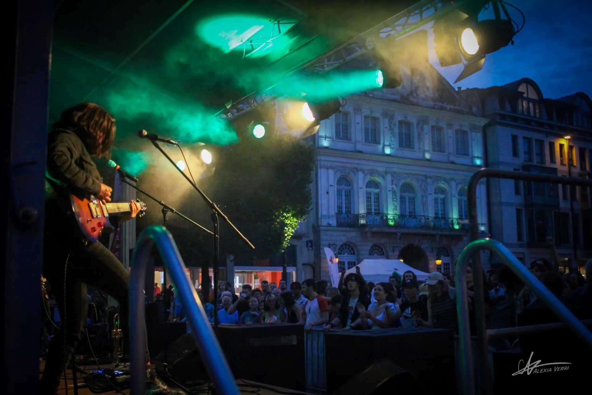 Dimitri jouant de la guitare sur scène face au publique de douai lors de la fête de la musique 2023 sur la place d'armes