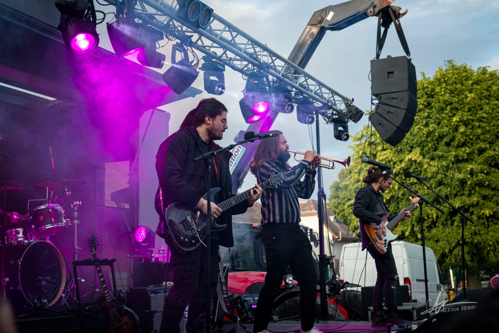 Thomas jouant de la basse avec energie lors du festival du petit wood de sémeries sous le feu des projecteurs 