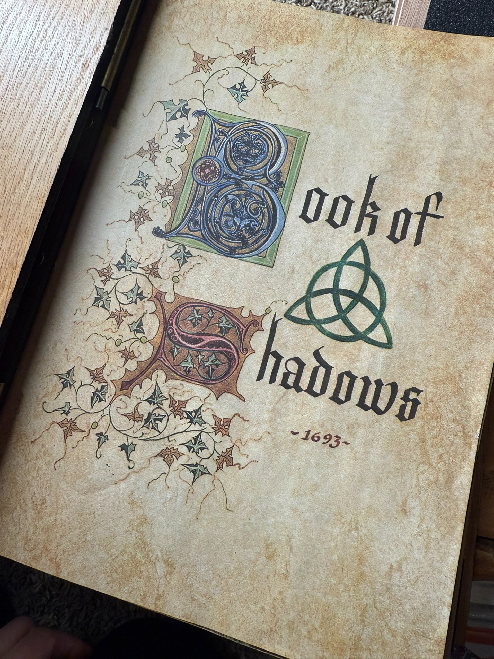 gray computer monitor