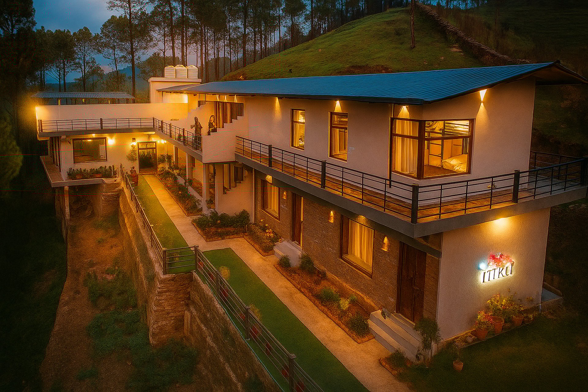 Boutique resort room in Pauri Garhwal with Himalayan view