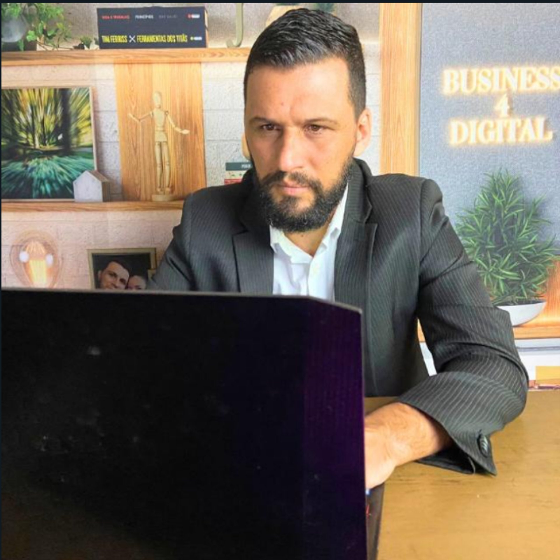 gray computer monitor