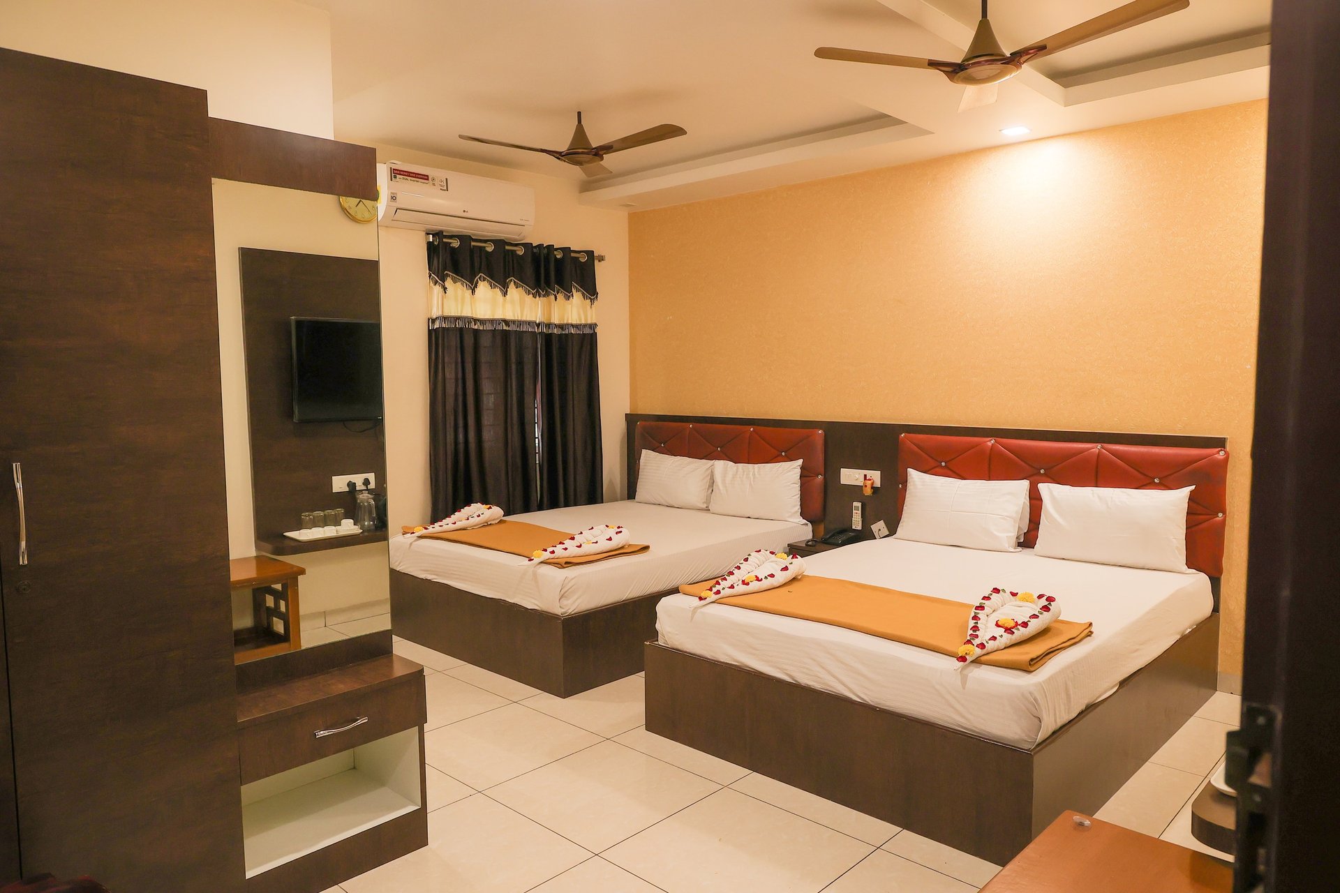 black and white bed linen