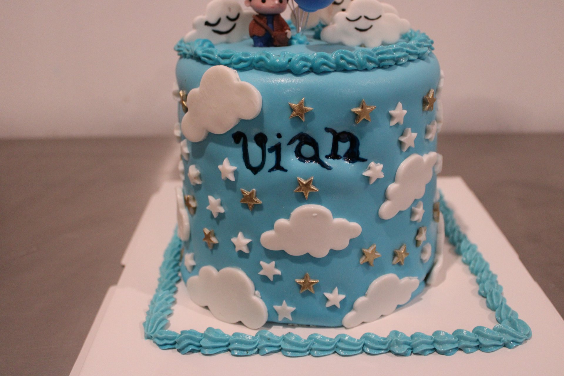 gray computer monitor