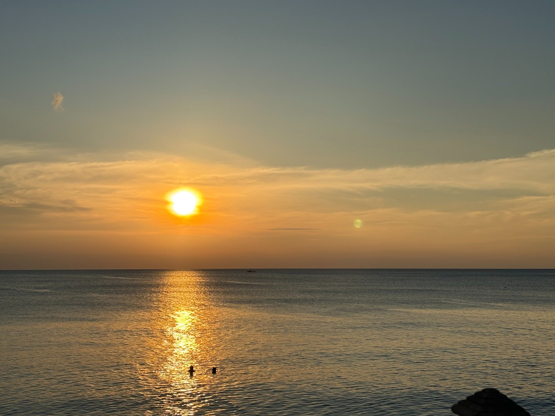 gray computer monitor