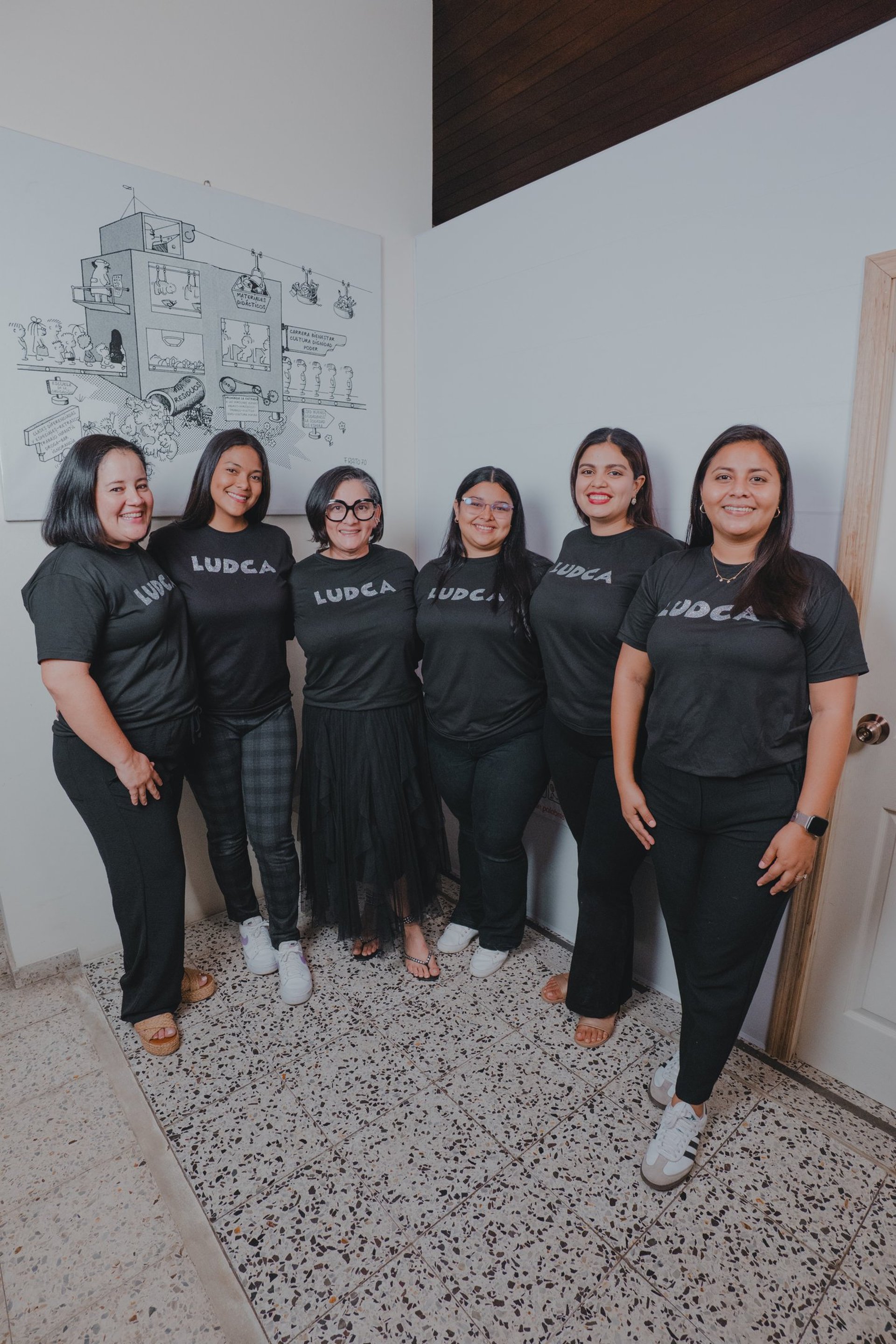 gray computer monitor