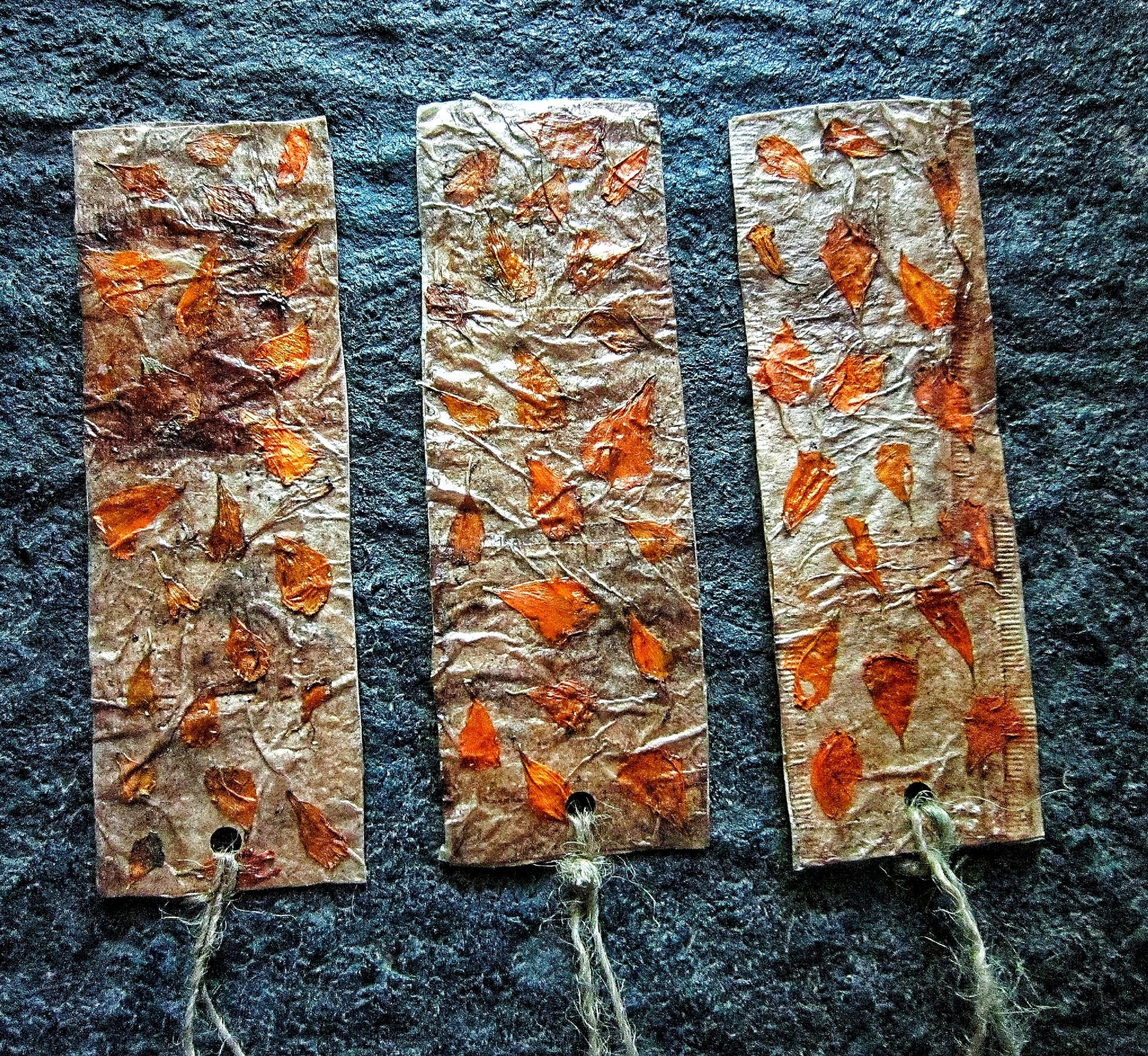 Recycle paper flower quilling in the dry leaf 