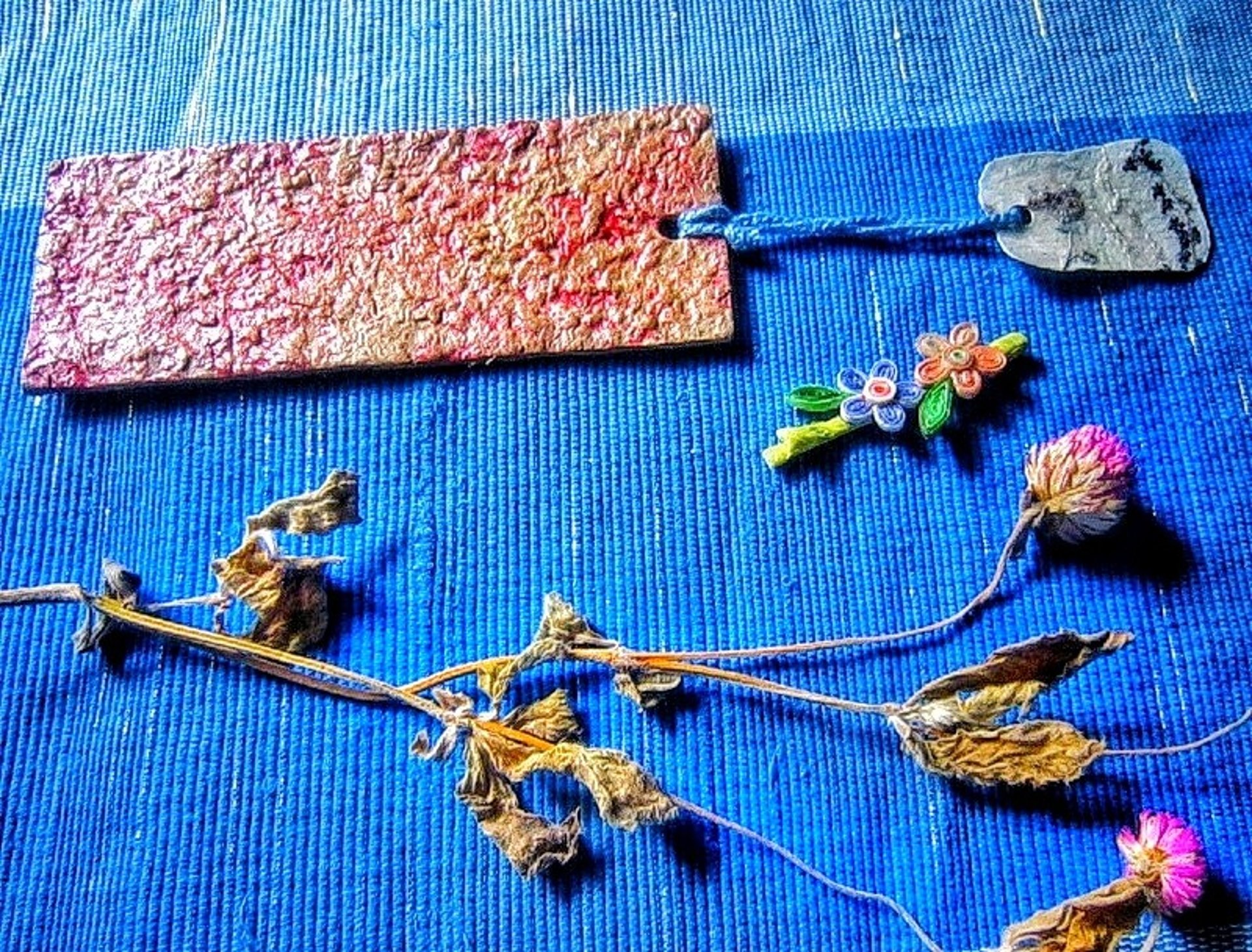 Recycle paper bookmark and recycle paper hair clips accessories  picture with amaranth globe dry flower 