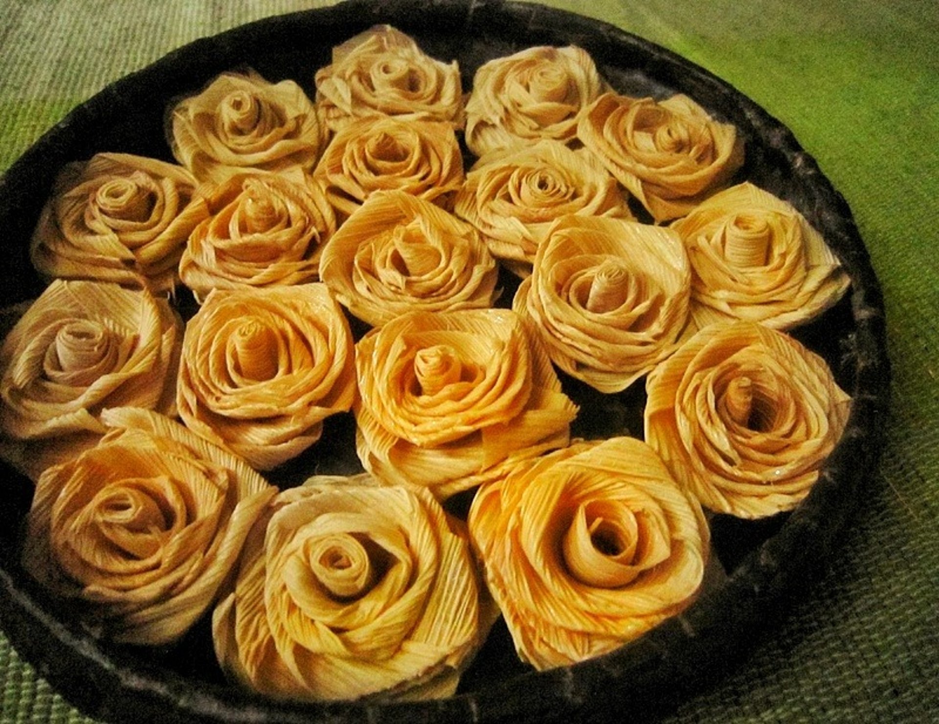 Recycle paper flower quilling in the dry leaf 