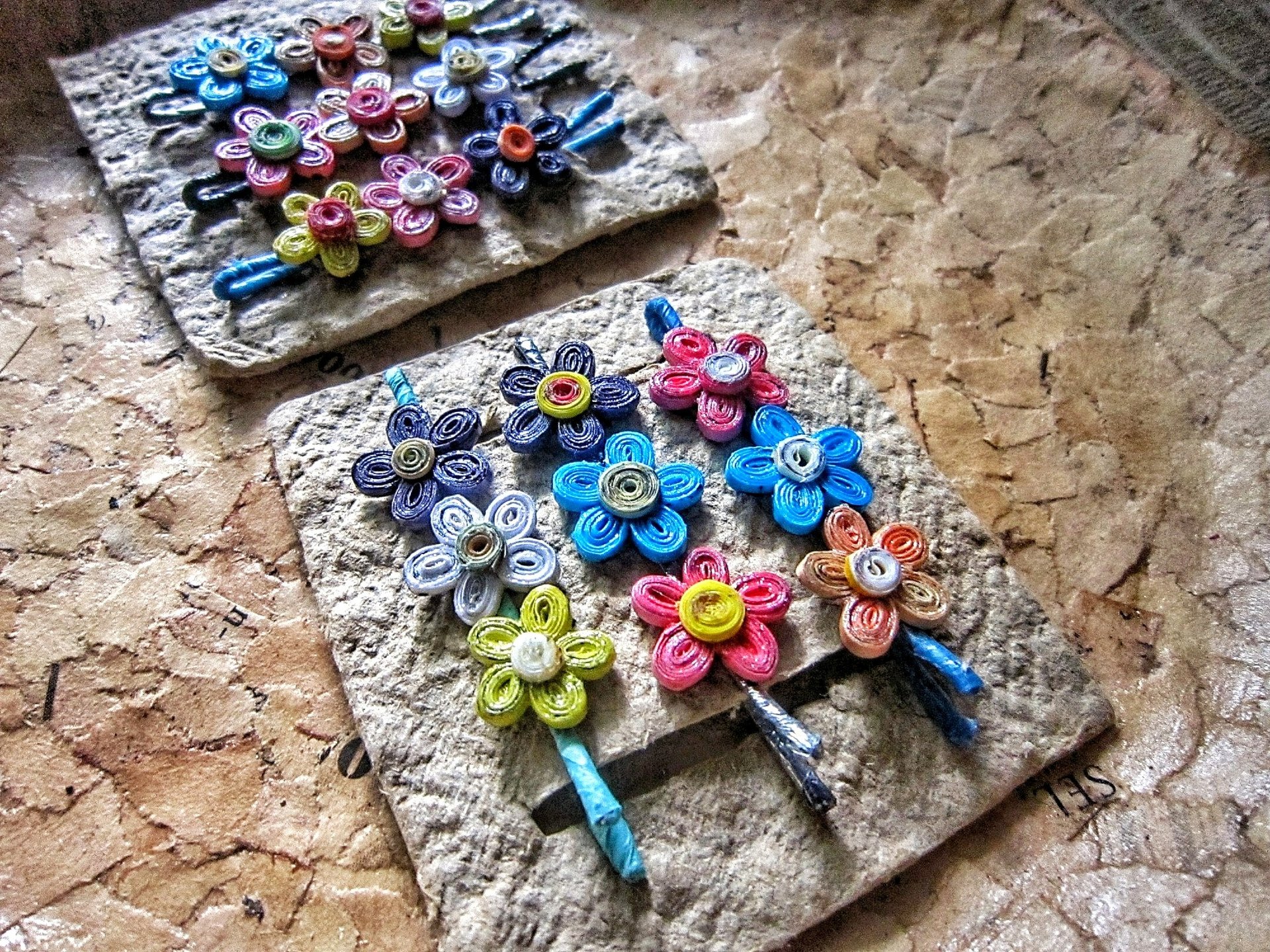 Recycle paper flower quilling in the dry leaf 