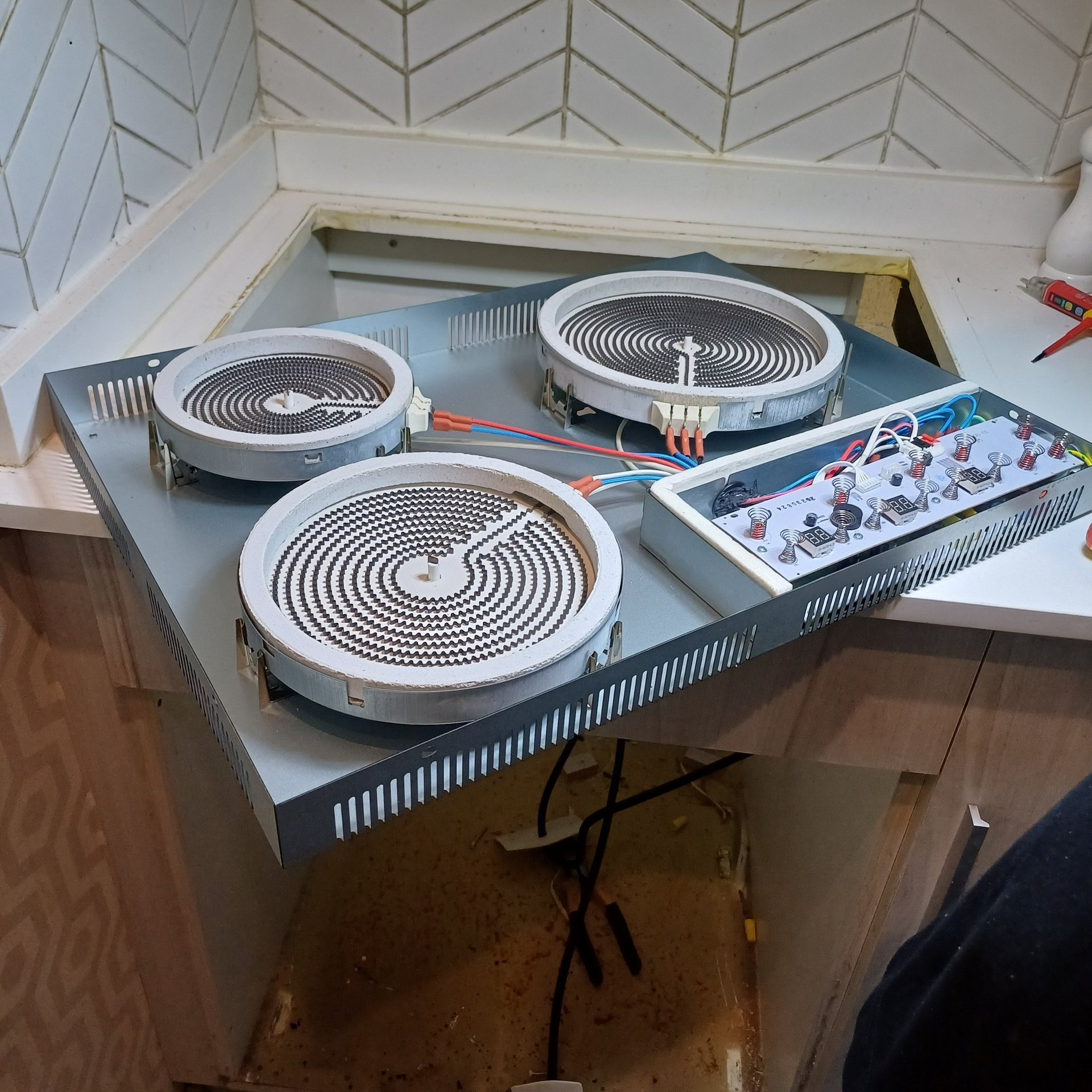 gray computer monitor