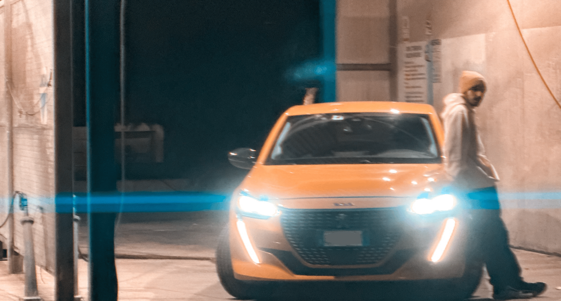 Scatto notturno di una Peugeot 208 accesa con ragazzo accanto. Blog personale su auto, emozioni e storie vere.