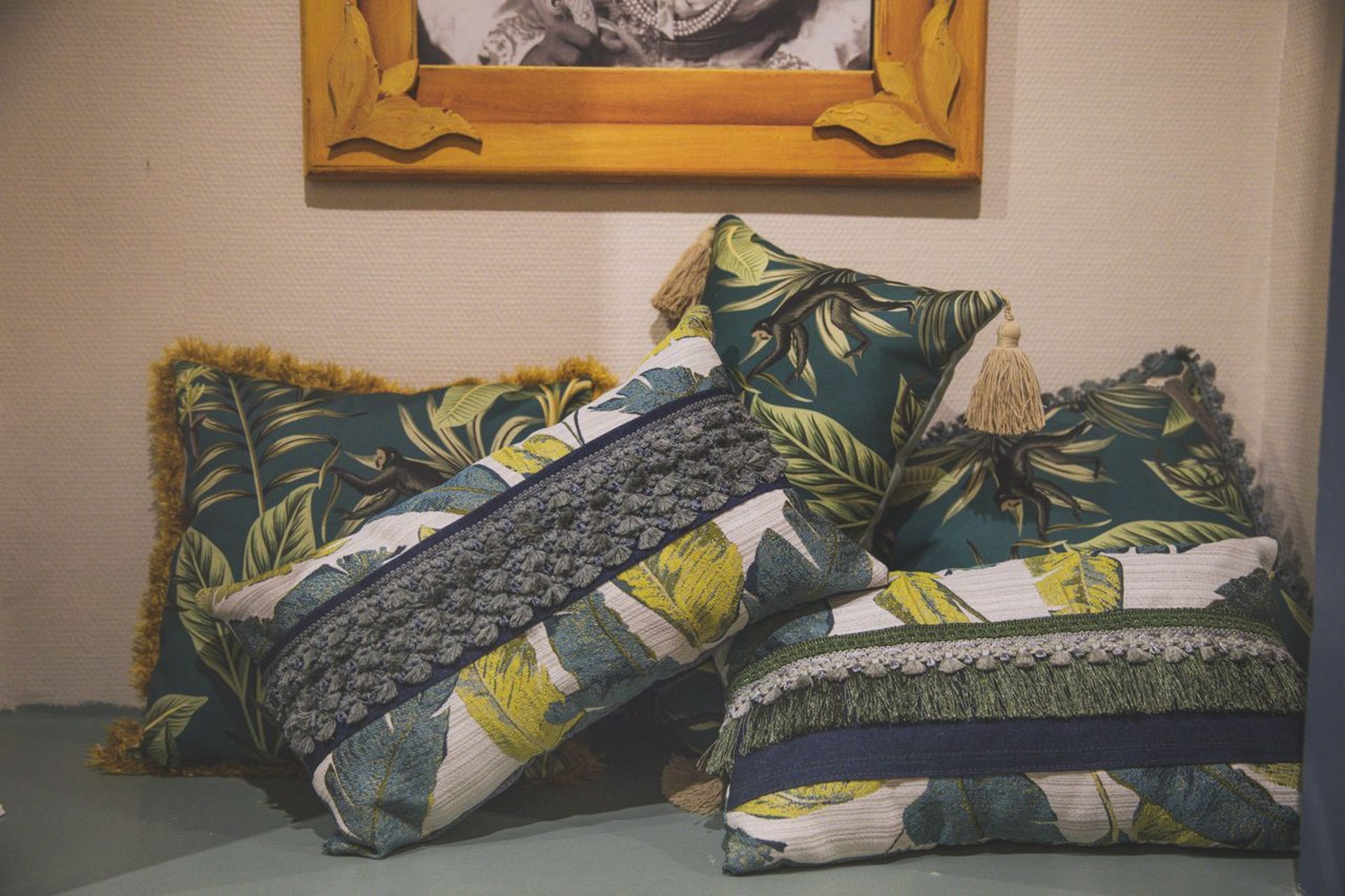 gray computer monitor