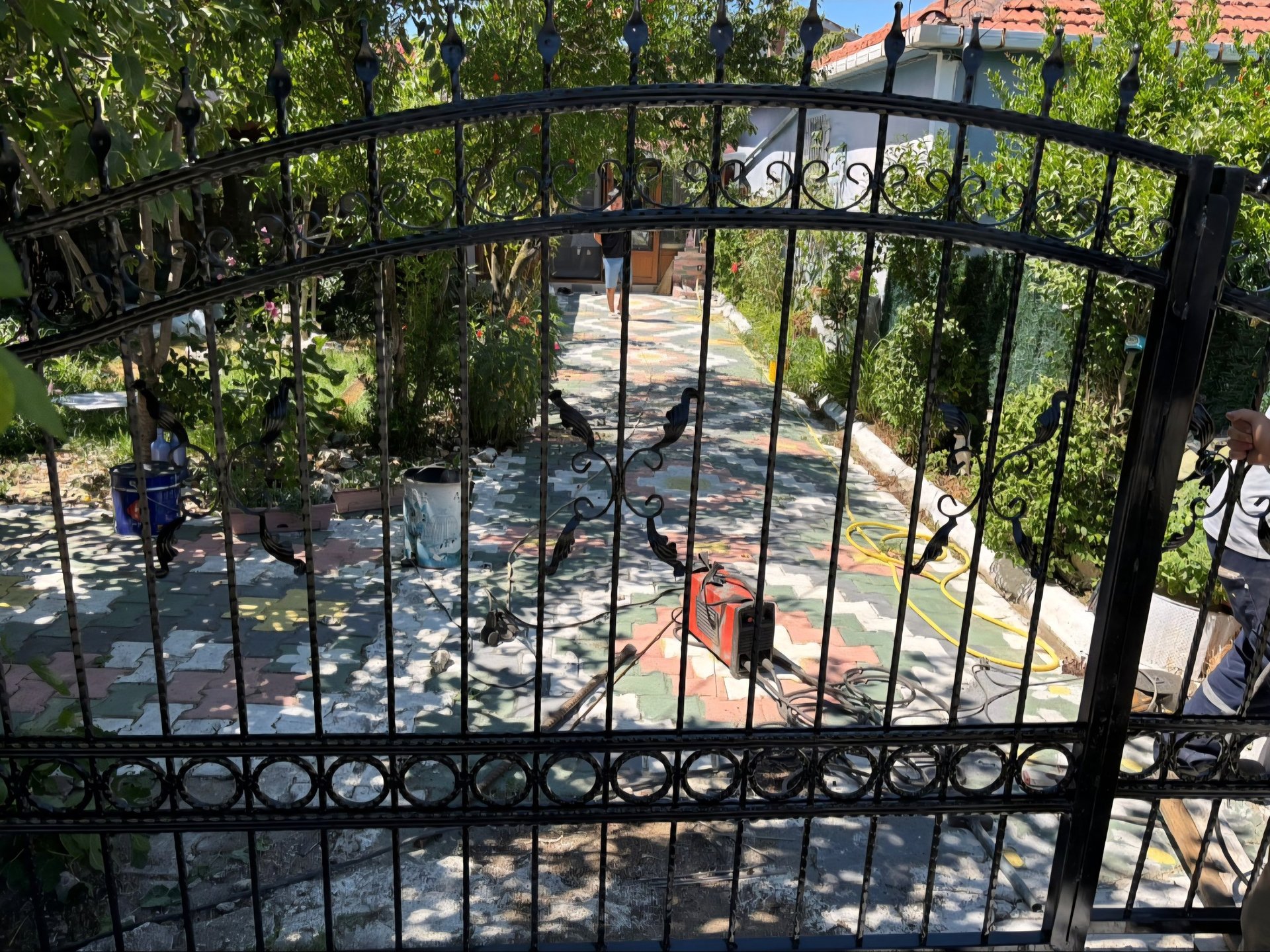 gray computer monitor