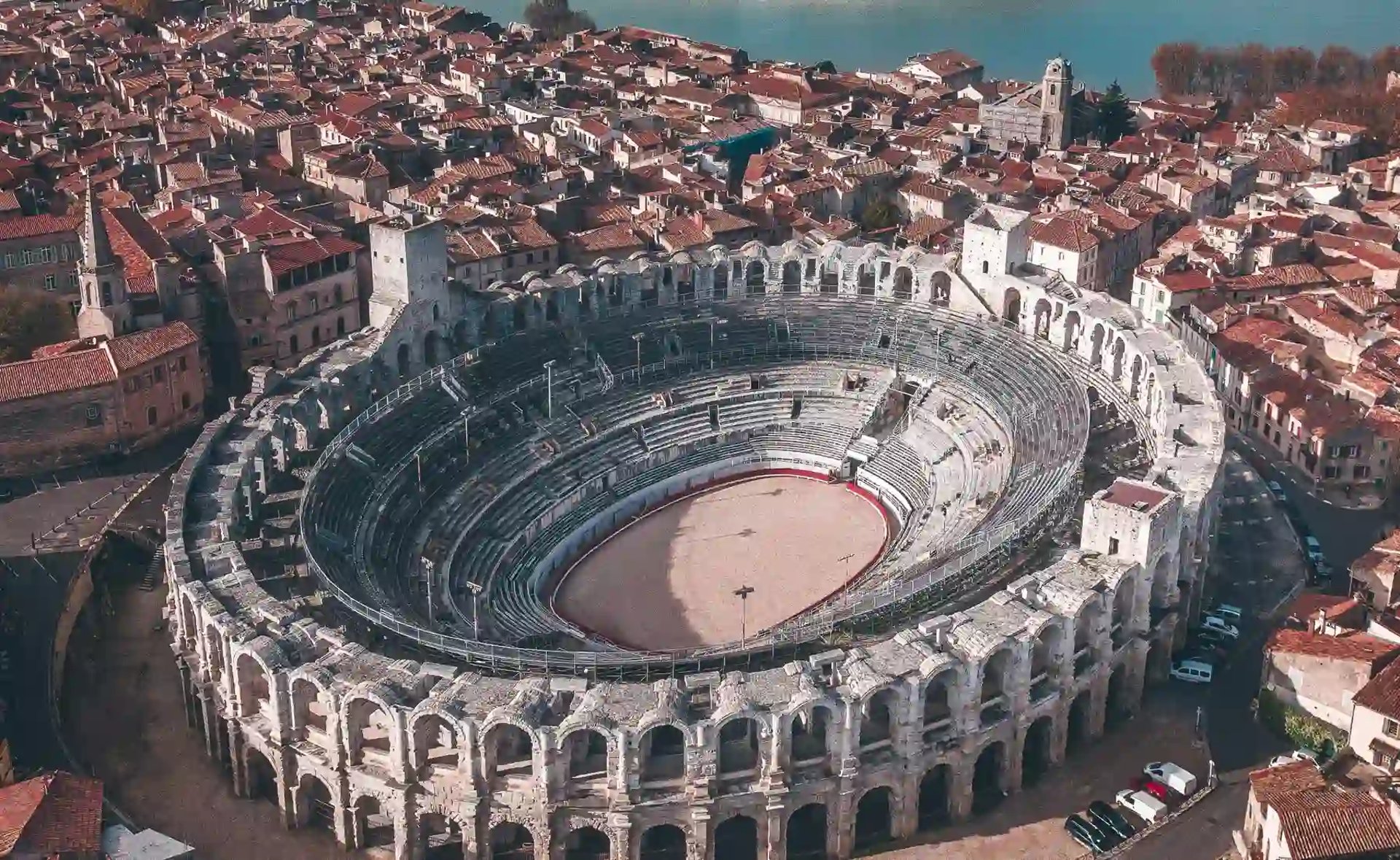 photo d'une ville ensoleillée en Provence