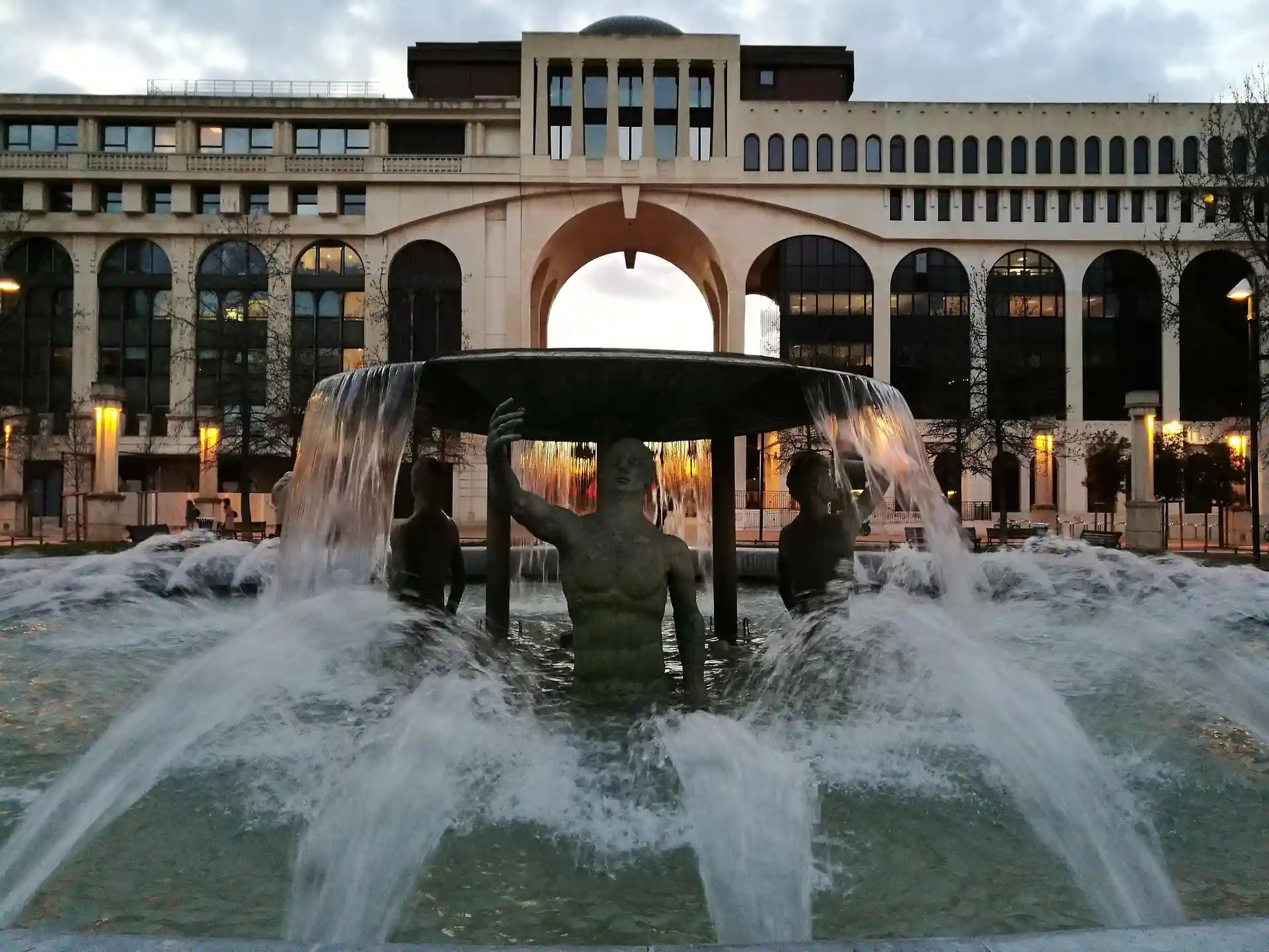photo d'une ville ensoleillée en Provence