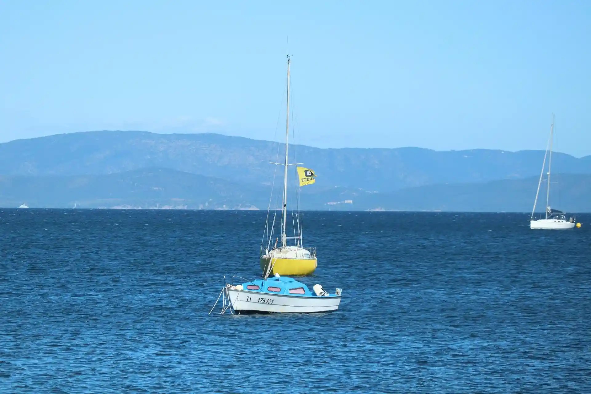 photo d'une ville ensoleillée en Provence