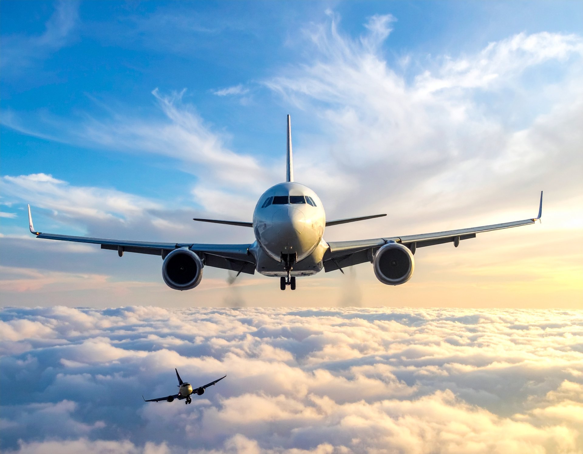 airplane in midair at daytime