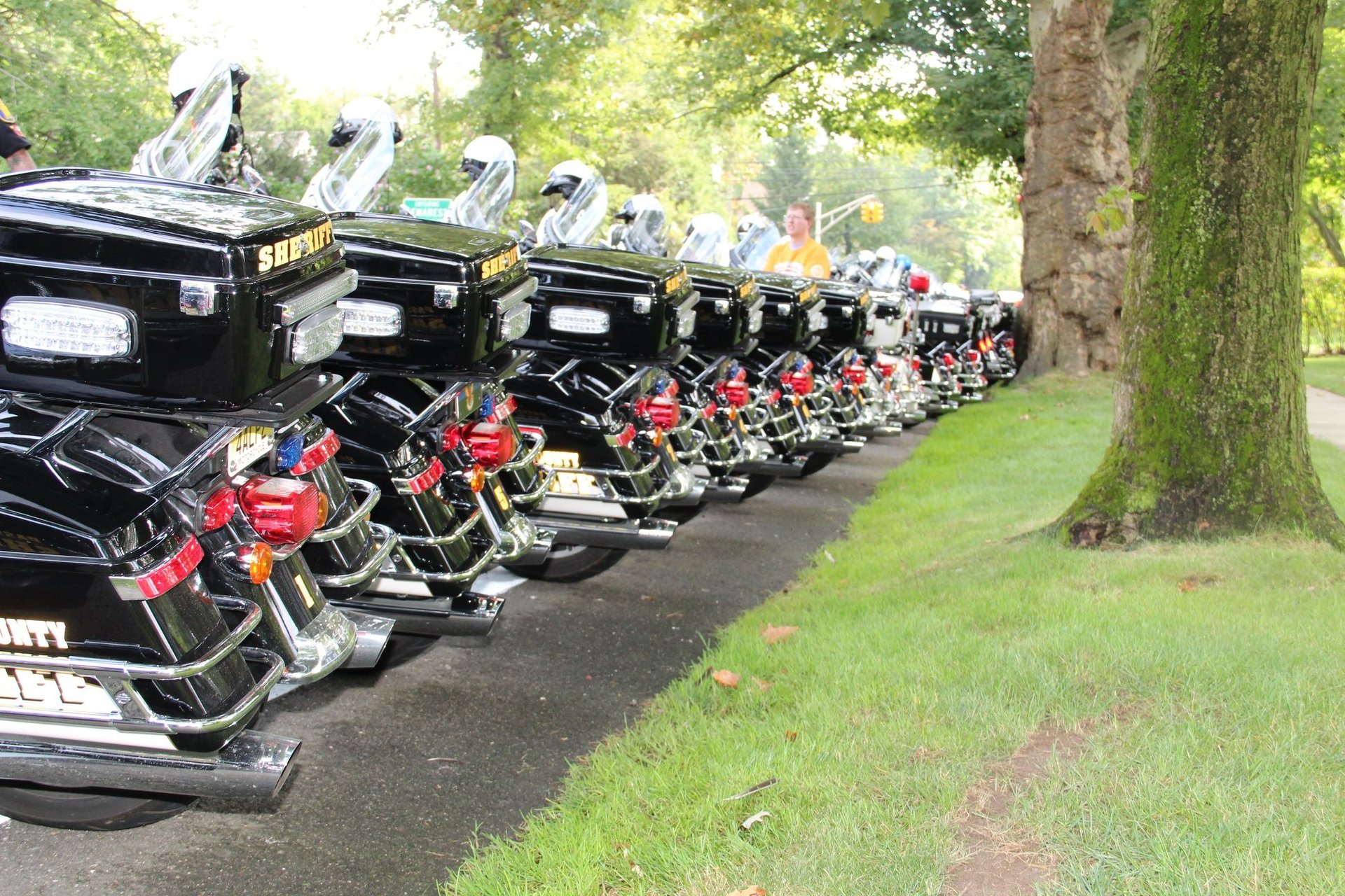 gray computer monitor