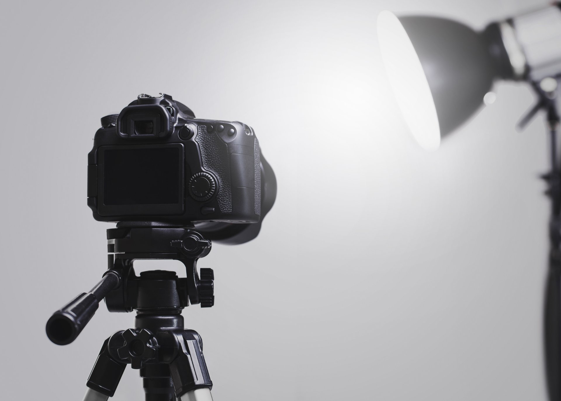 gray computer monitor