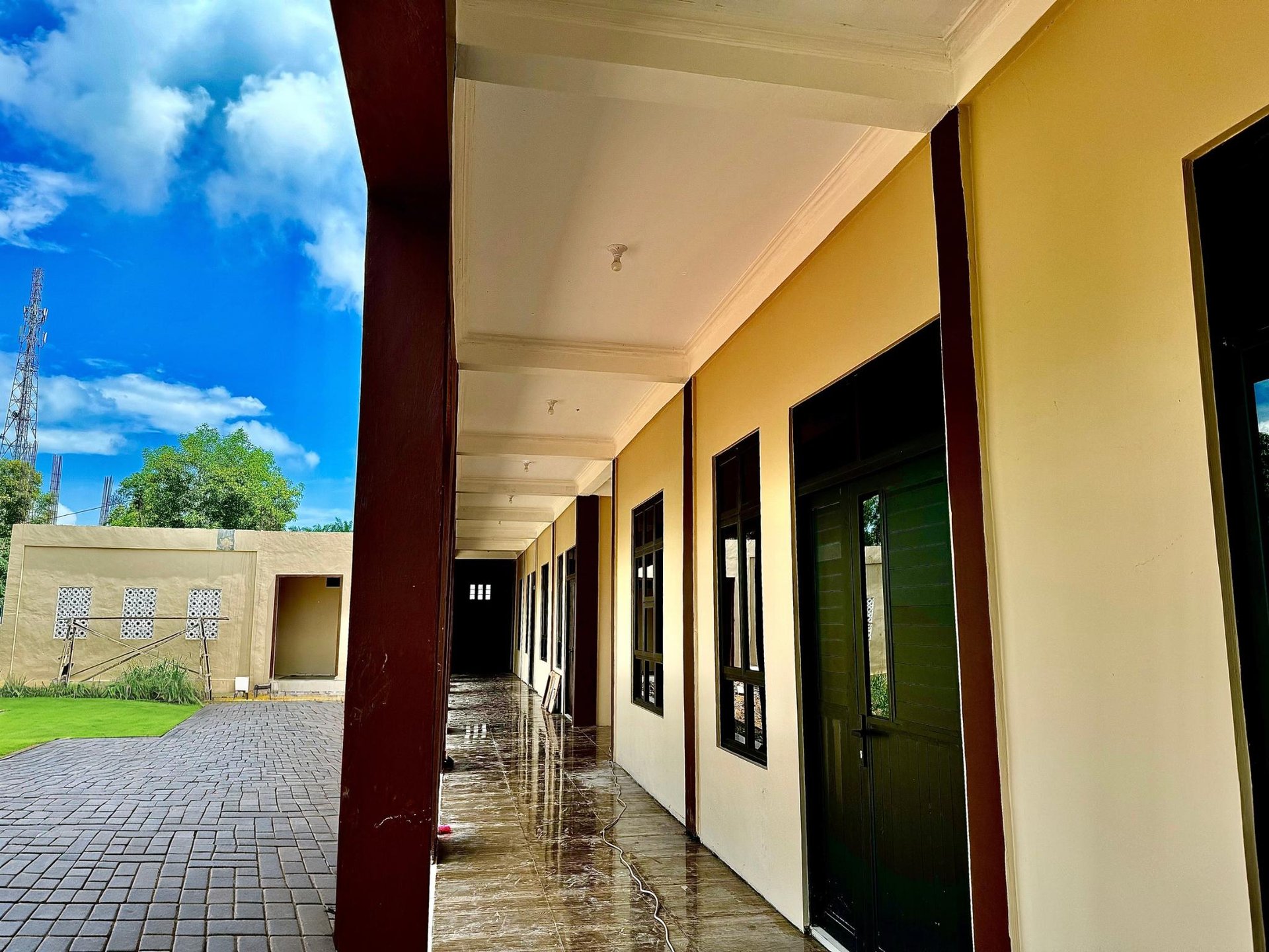 gray computer monitor