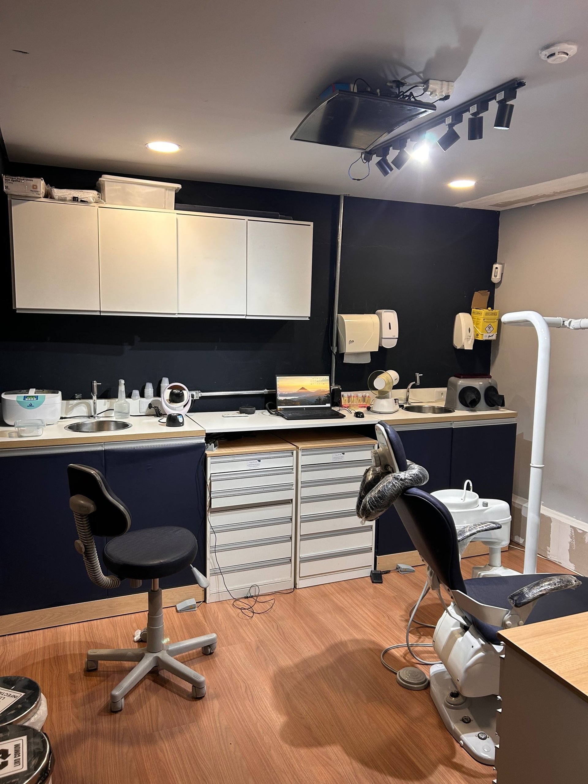 black and brown leather padded tub sofa