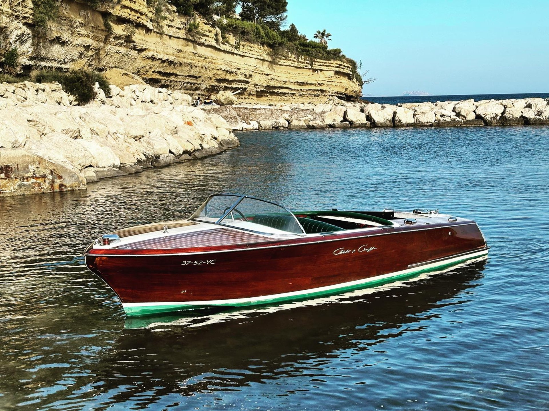 gray computer monitor