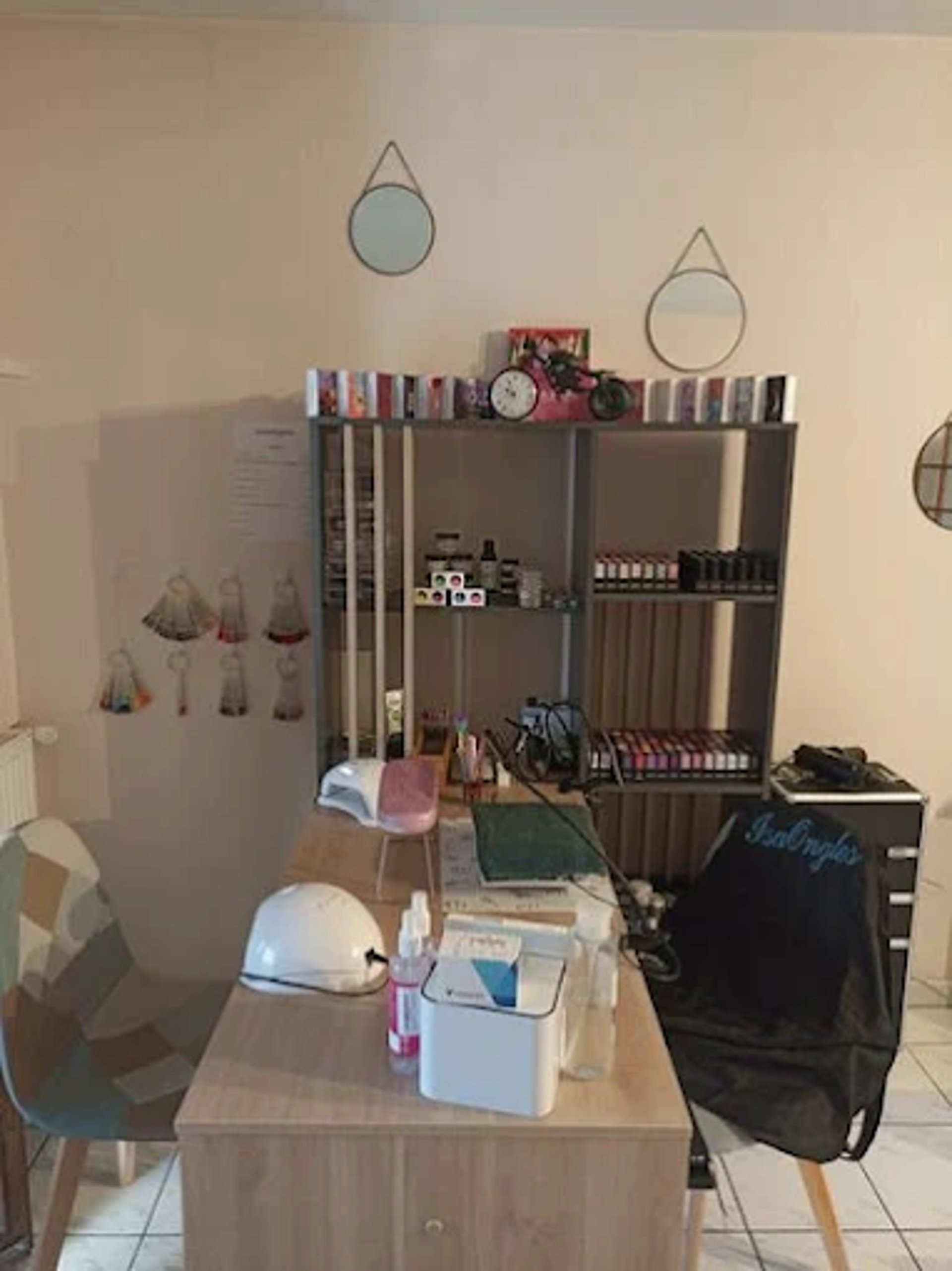 gray computer monitor