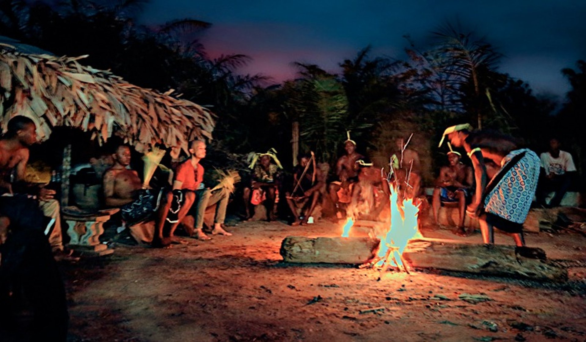Scène de rite traditionnelle Bwiti autour du feu à MIKOUMOU VILLAGE