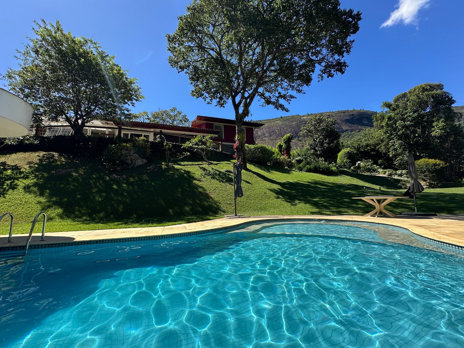 gray computer monitor