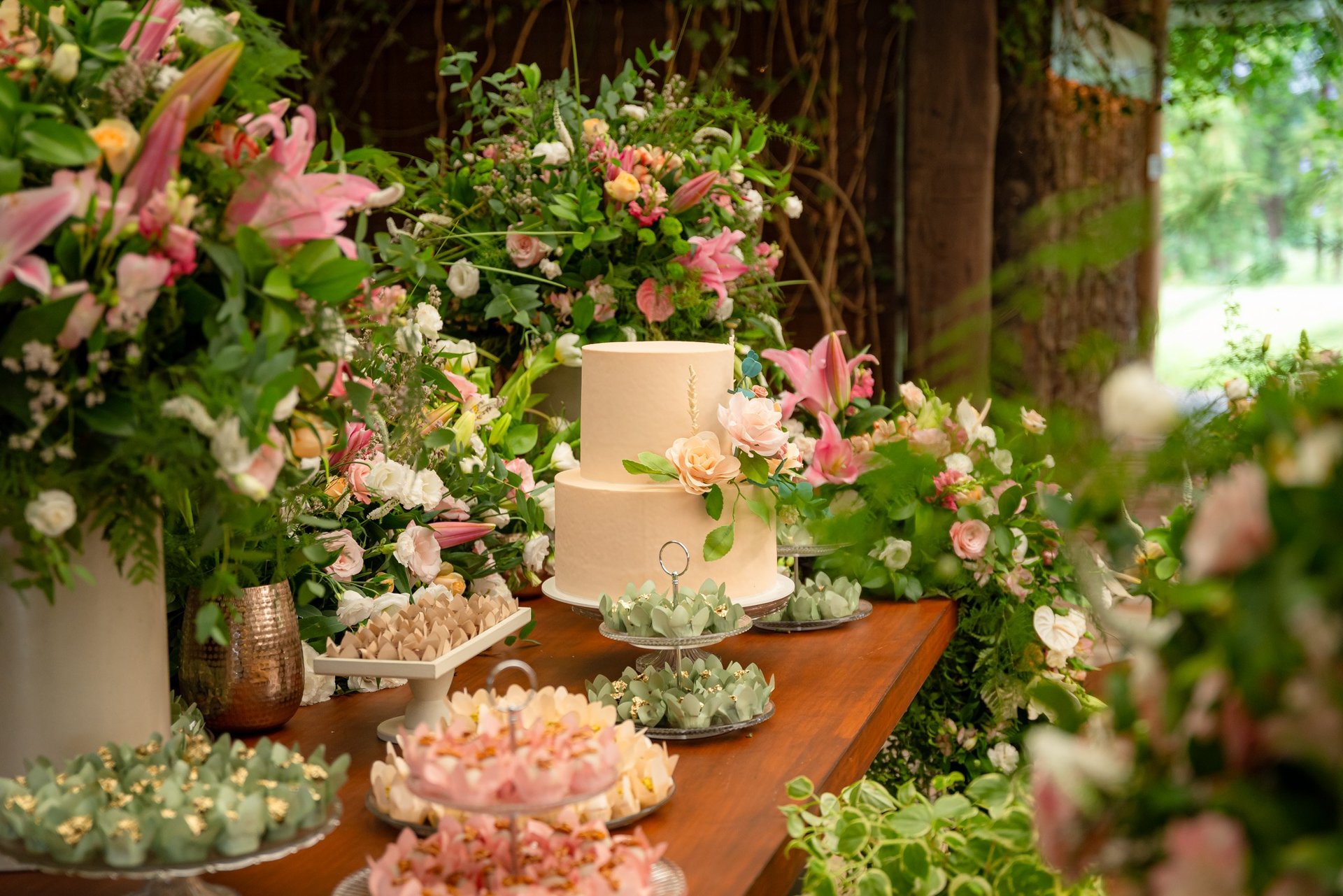 gray computer monitor