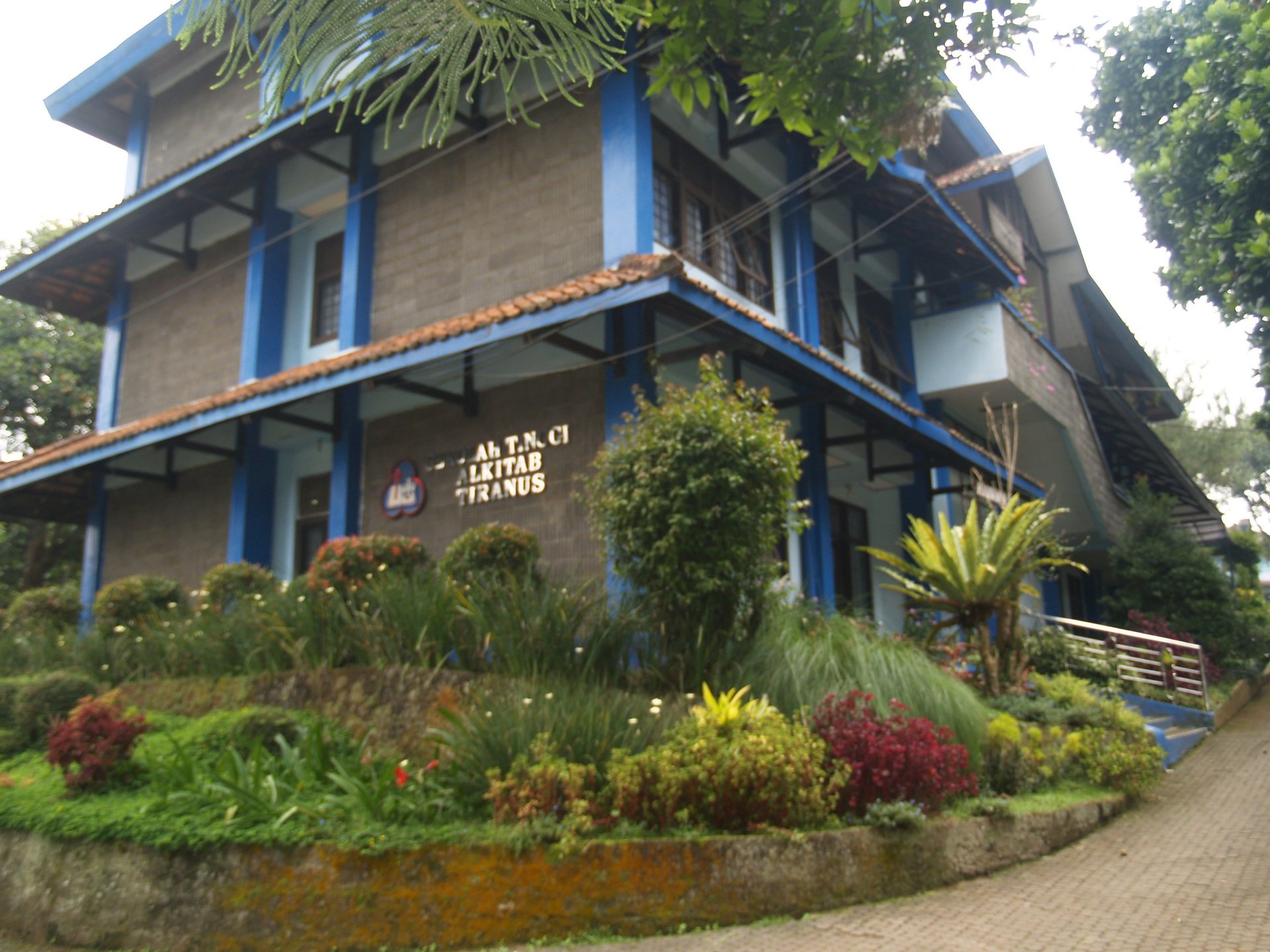 black and brown leather padded tub sofa
