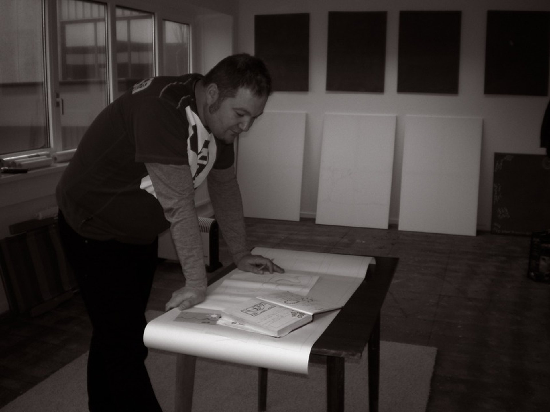 gray computer monitor