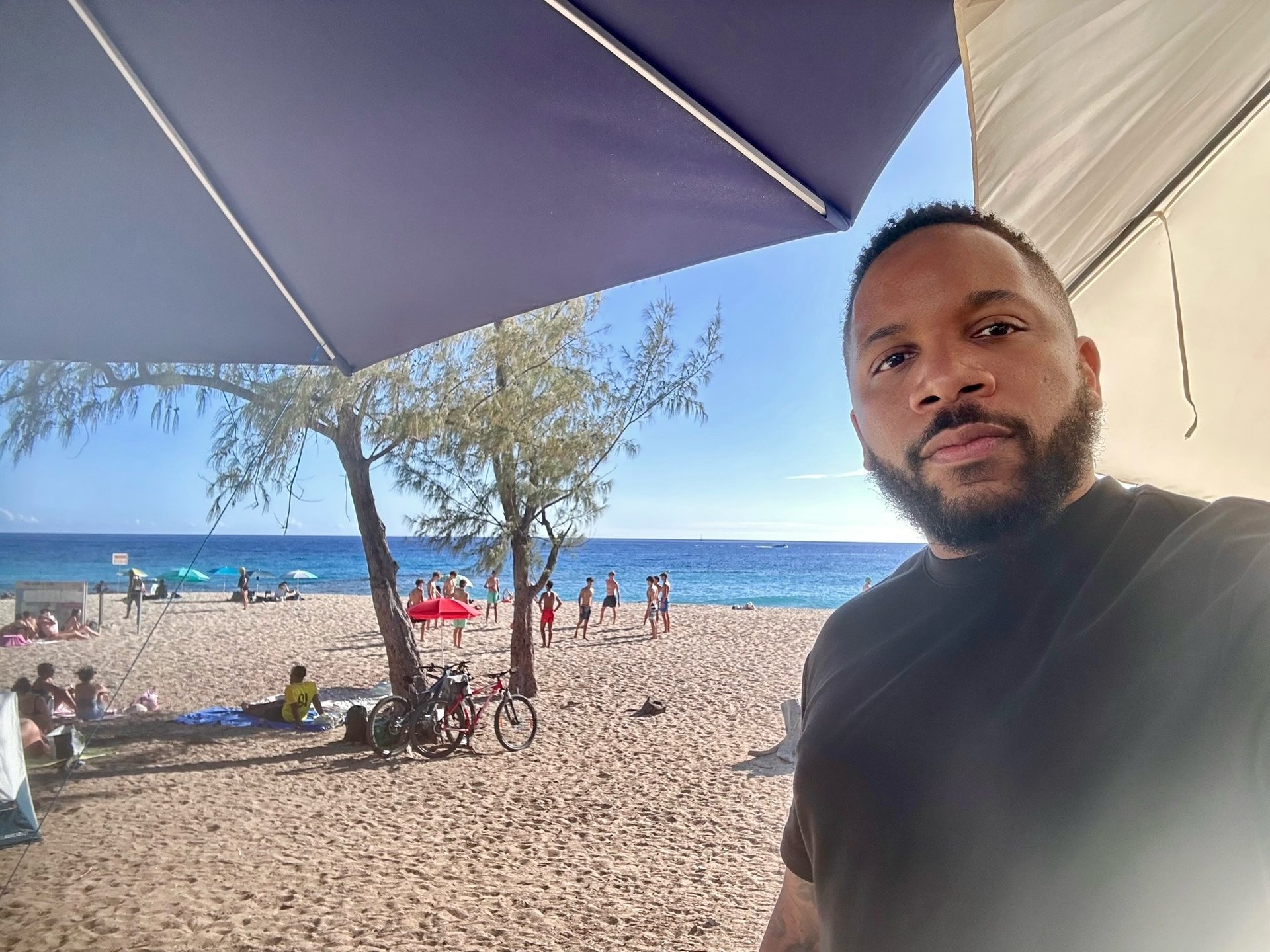 gray computer monitor