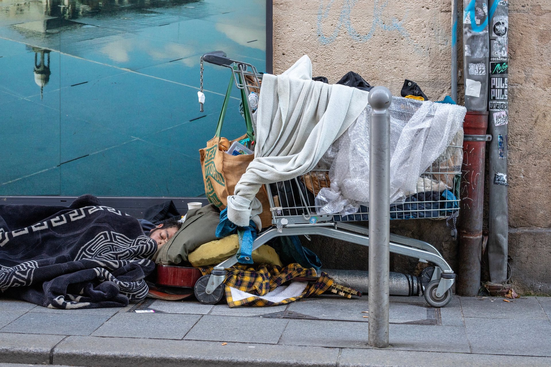 black and white bed linen