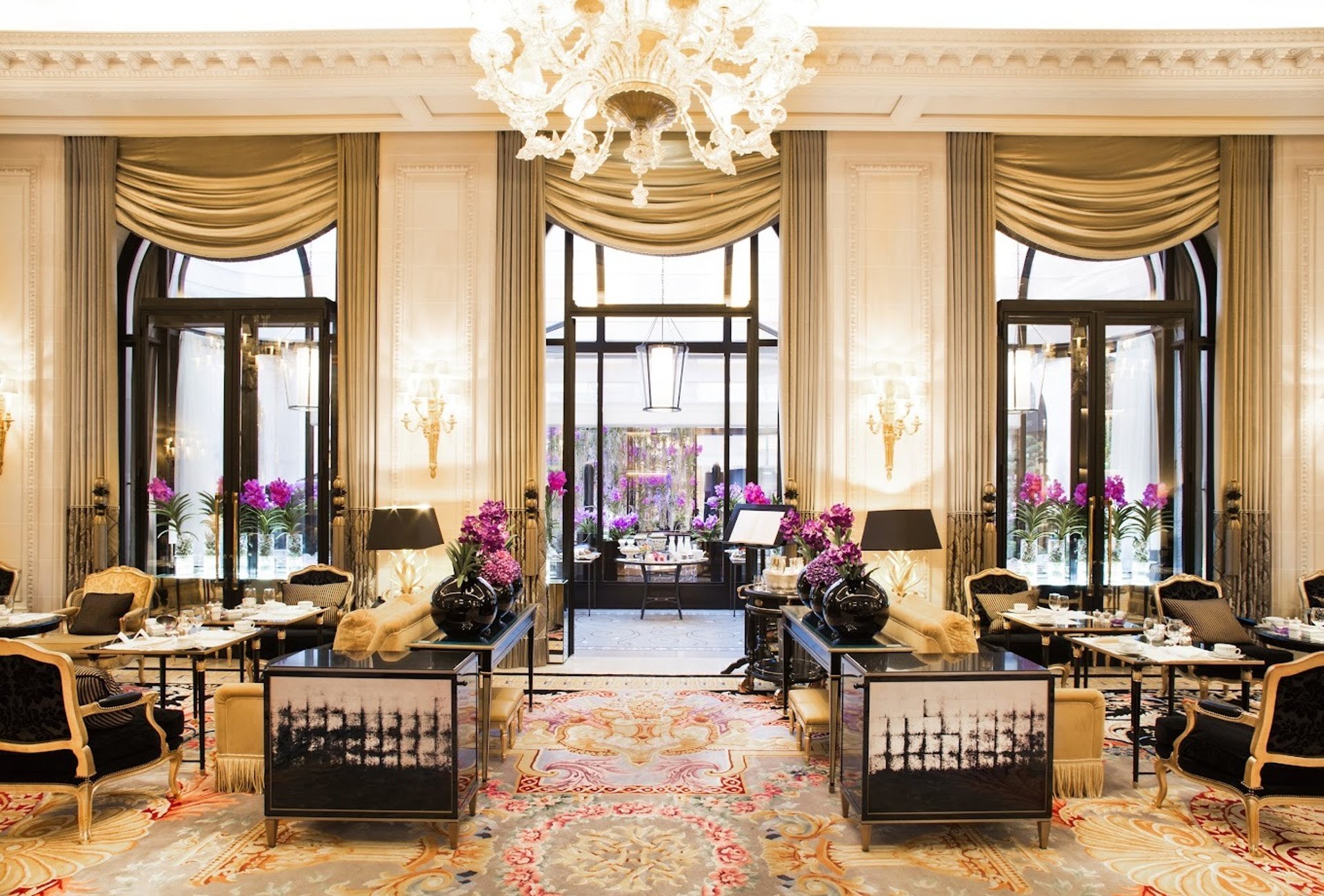 Four Seasons Hotel George V lobby