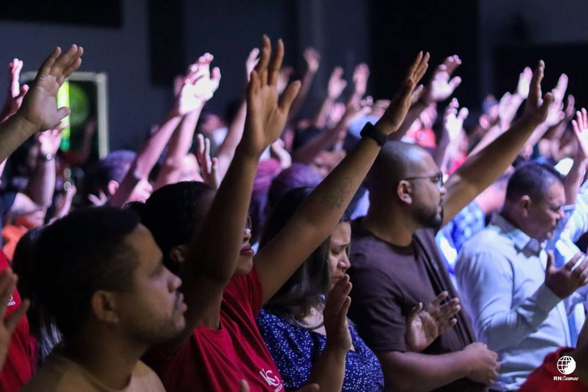 gray computer monitor