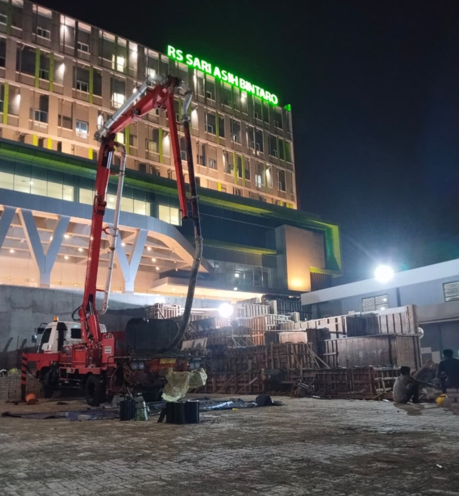 Seting pompa menunggu beton datang