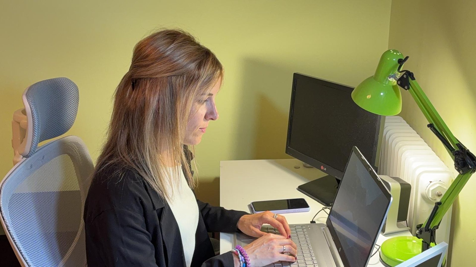 gray computer monitor