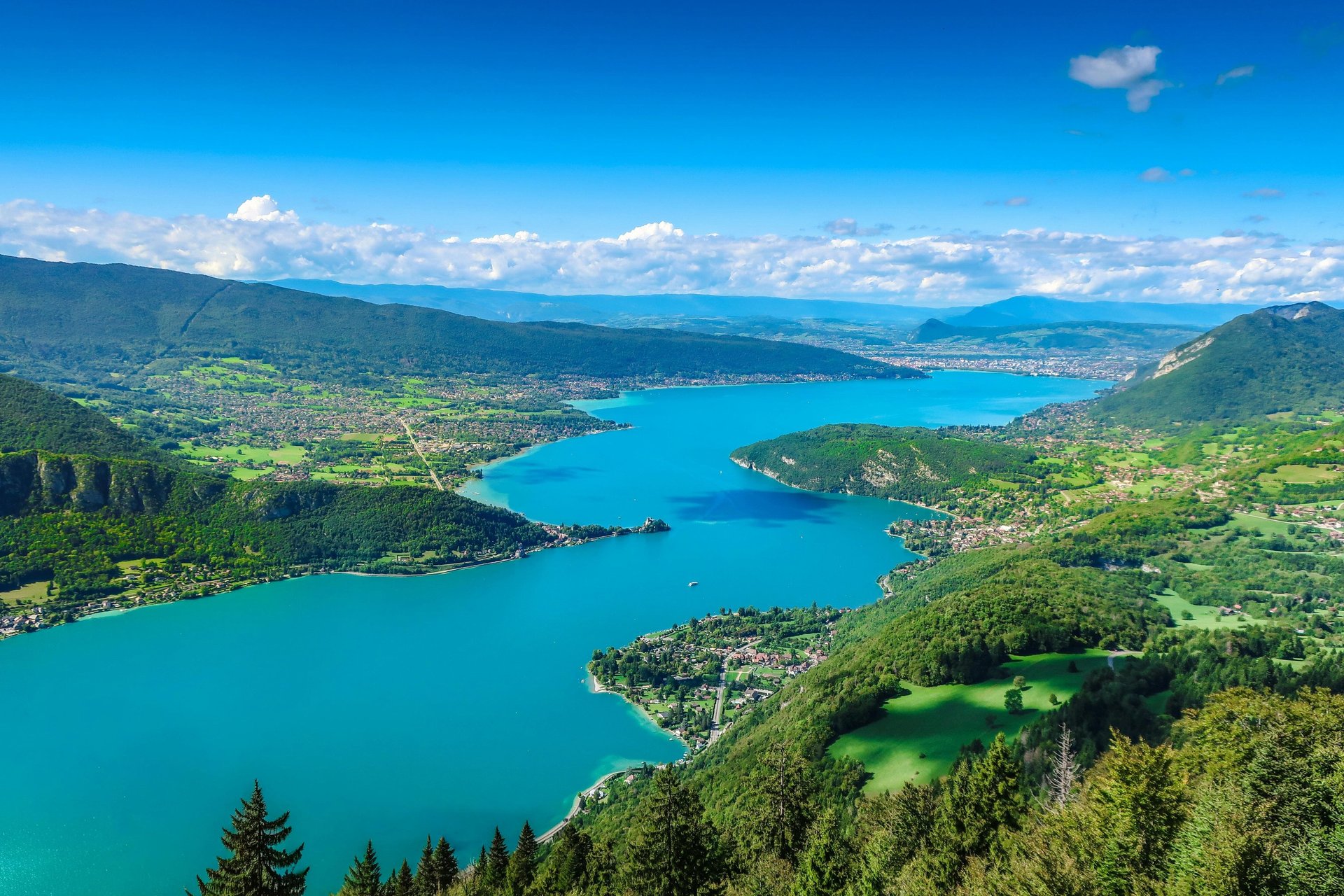 Vue du lac d’Annecy illustrant le référencement local et la visibilité des entreprises
