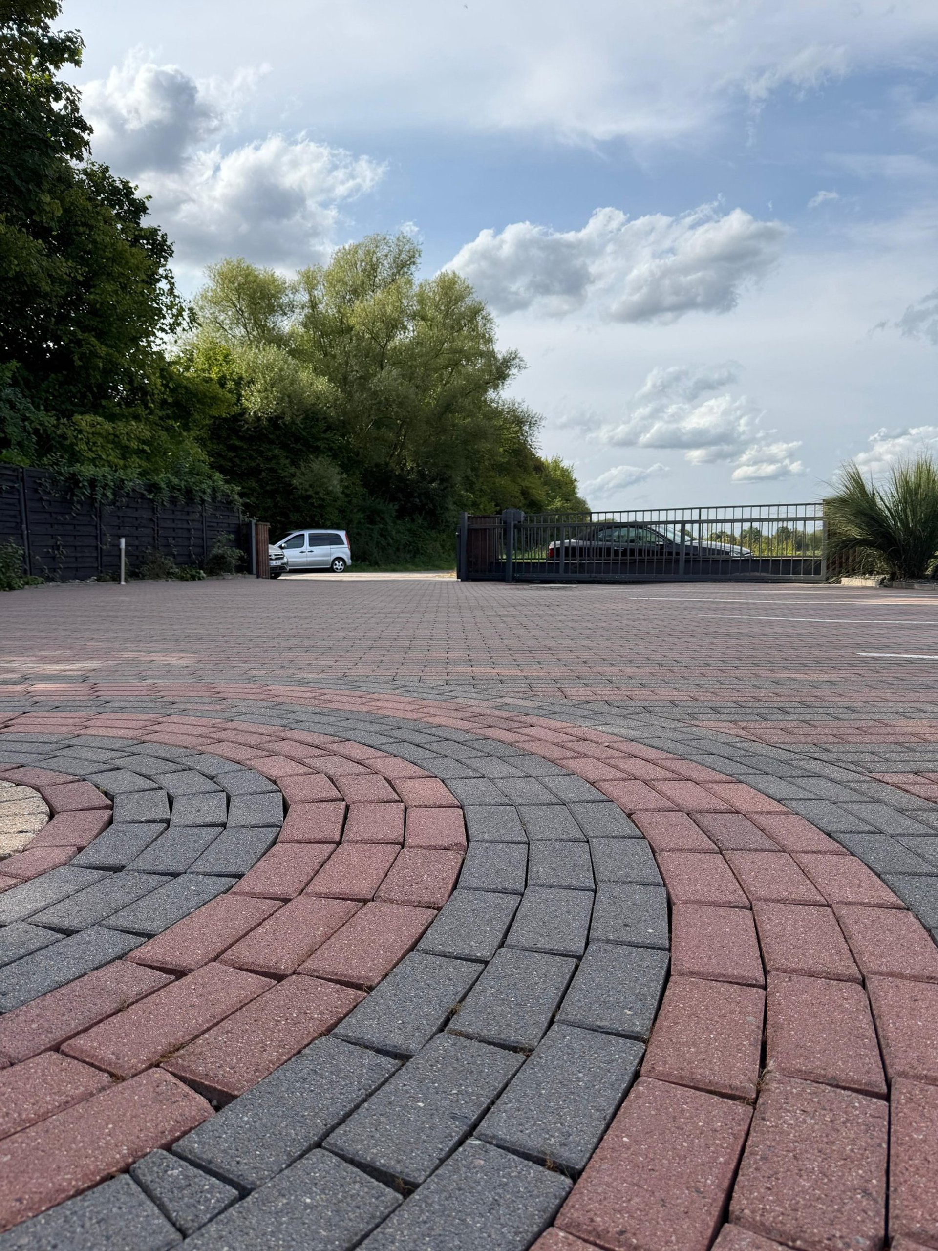 gray computer monitor