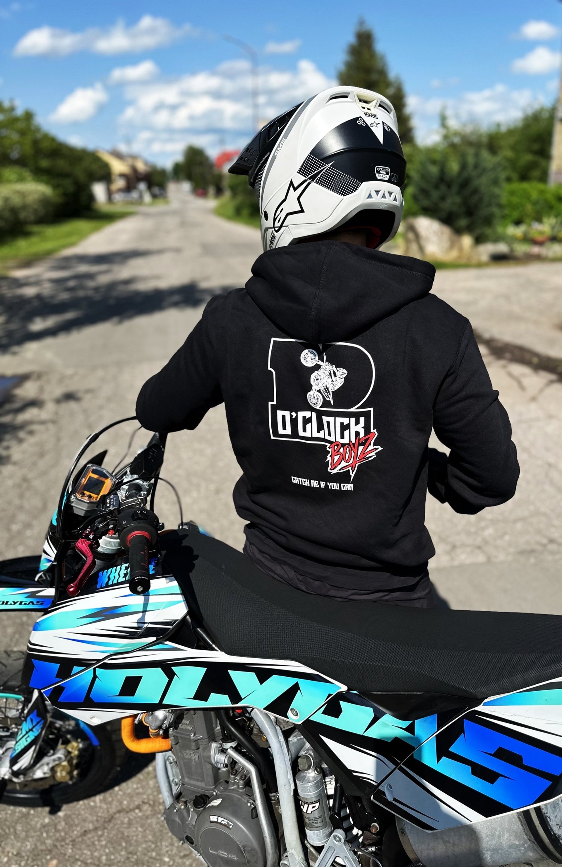 man in black and white helmet riding motorcycle