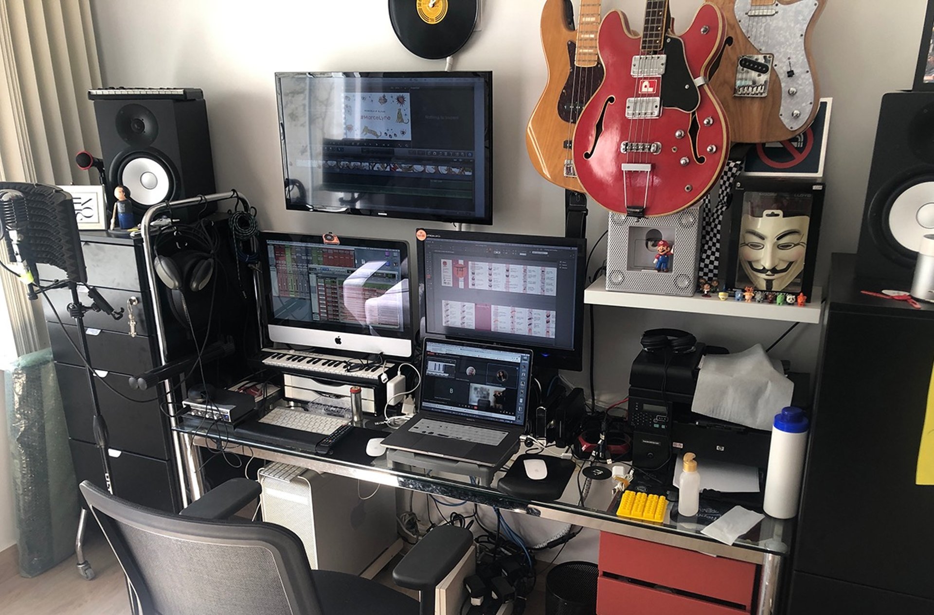 gray computer monitor