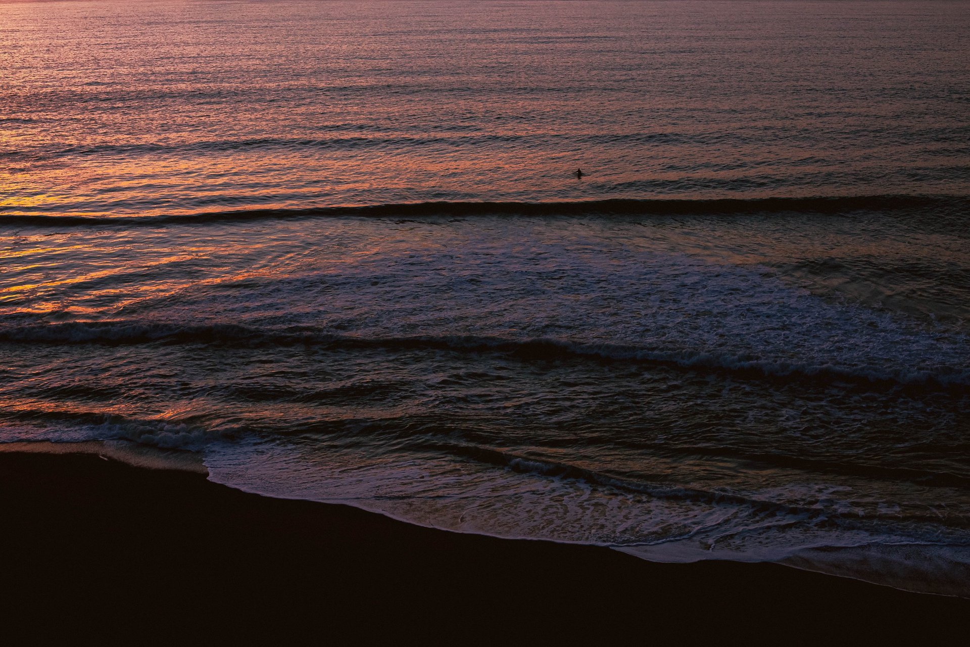 gray computer monitor